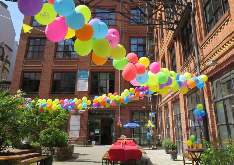 Der Hof der Fabrik Osloer Straße ist mit bunten Luftballons geschmückt