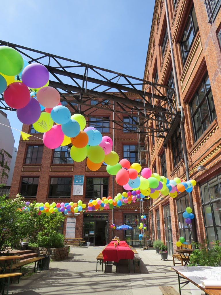 Der Hof der Fabrik Osloer Straße ist mit bunten Luftballons geschmückt