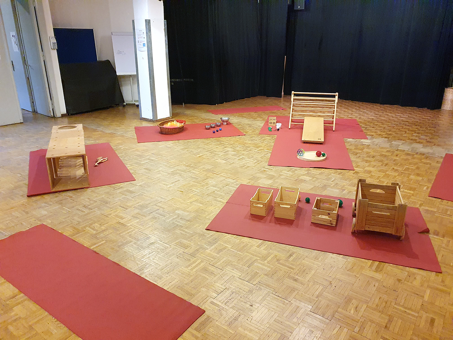 interessante Dinge zum Entdecken sind im Theatersaal aufgebaut