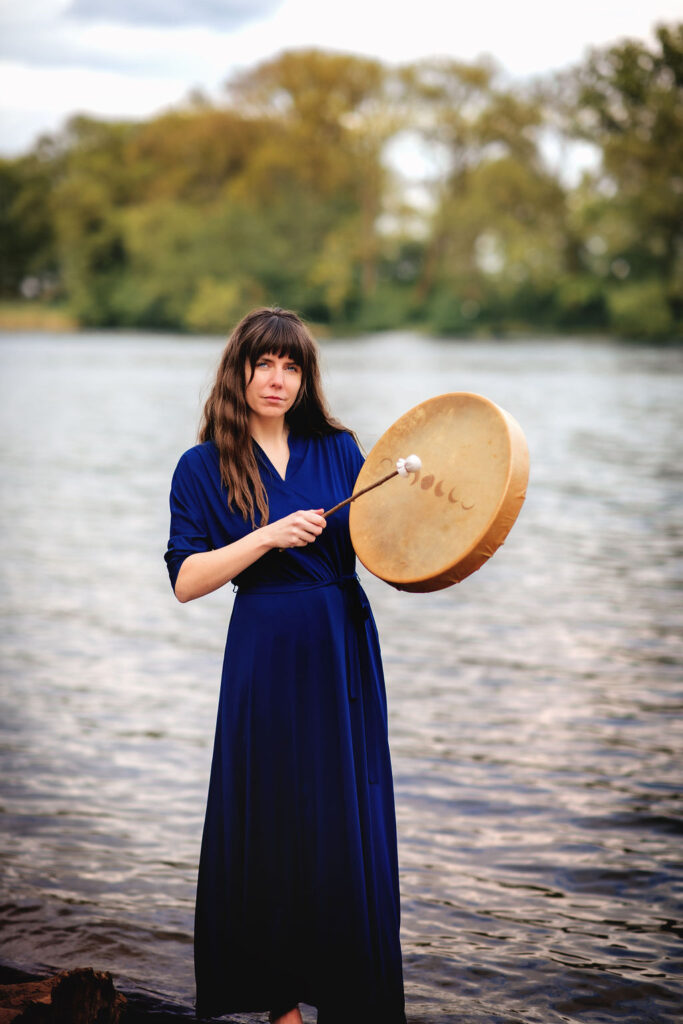 Marie Therrien mit Trommel am See